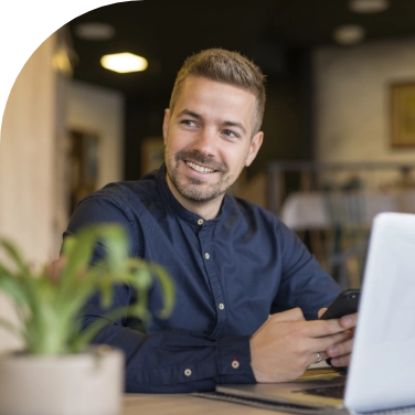 Aministrador trabajando con su portatil
